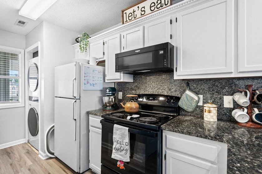 End-unit 2BR/2BA condo located in a gated Intracoastal Waterway - photo 10