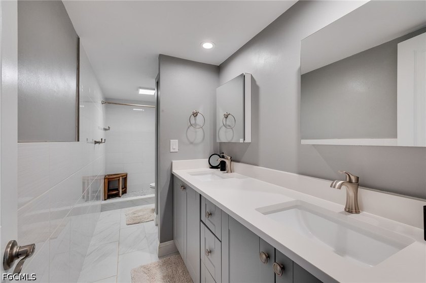 Come check out this gorgeous 2 story , 3 bedroom 2 &amp; 1/2 bath - photo 6