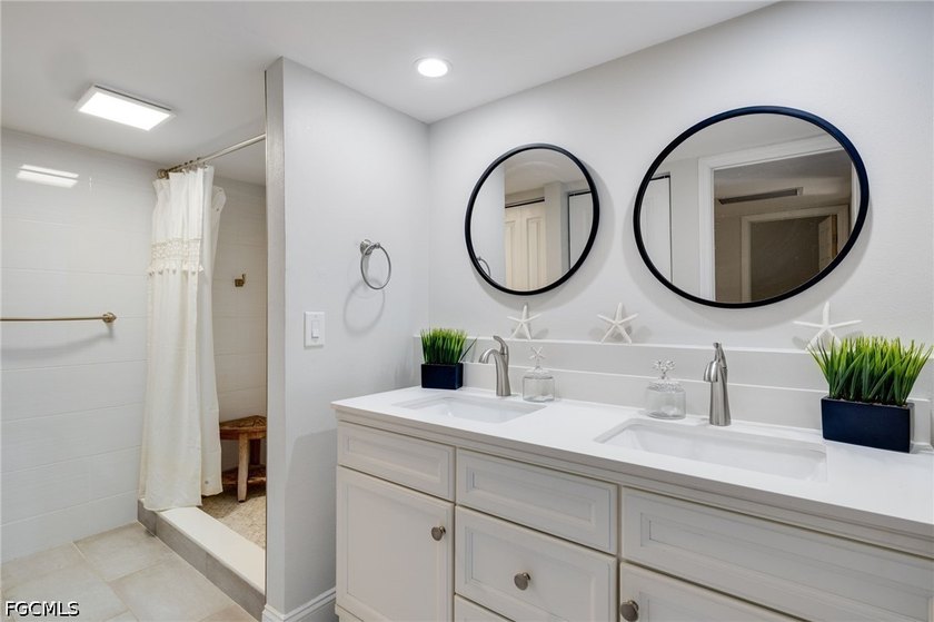 Come check out this gorgeous 2 story , 3 bedroom 2 &amp; 1/2 bath - photo 9