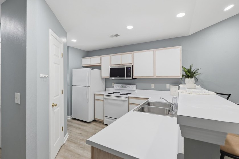 Coastal Condo Near Golf &amp; Beach | Investor Friendly Looking for - photo 8