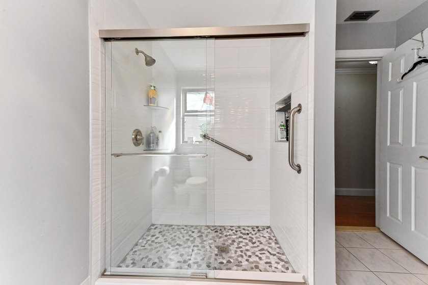 Discover the perfect blend of comfort and convenience in this - photo 12