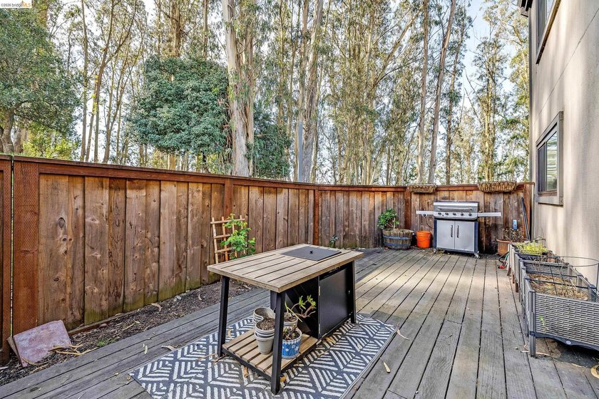 Retreat like setting surrounded by hiking trail, parks and golf - photo 12