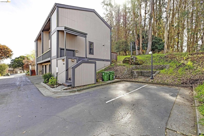 Retreat like setting surrounded by hiking trail, parks and golf - photo 25