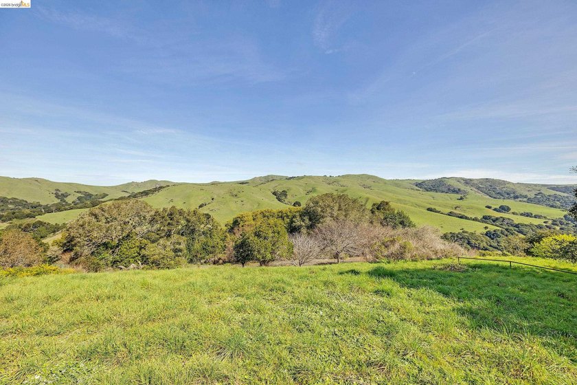 Retreat like setting surrounded by hiking trail, parks and golf - photo 28