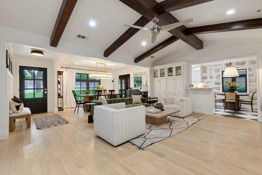Nestled in the heart of highly sought-after Canyon Creek and - photo 4