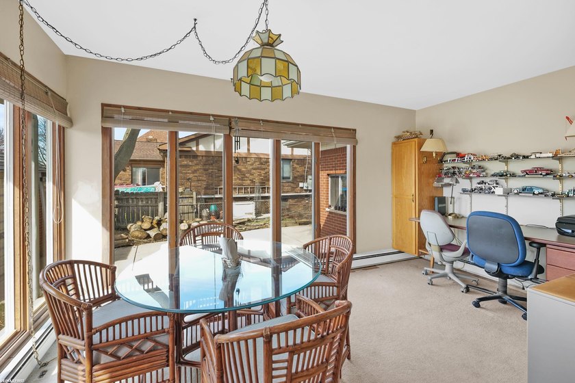 Opportunity knocks!! Put your ideas to work in this rare find in - photo 4