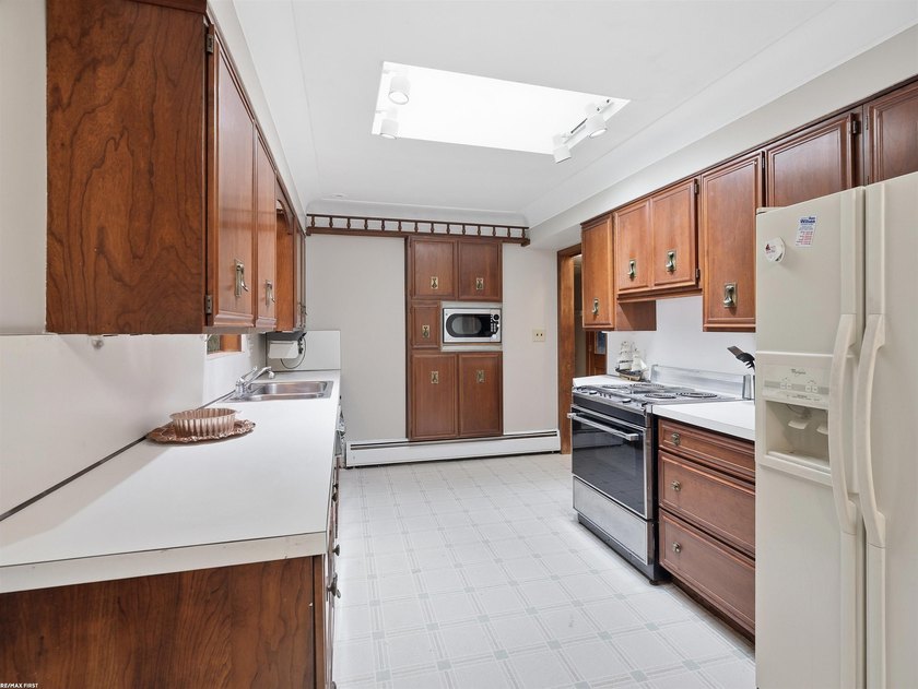 Opportunity knocks!! Put your ideas to work in this rare find in - photo 7