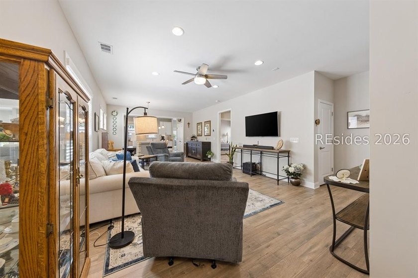 Wonderful Taft Street model on a lagoon with Walk up Attic! - photo 4