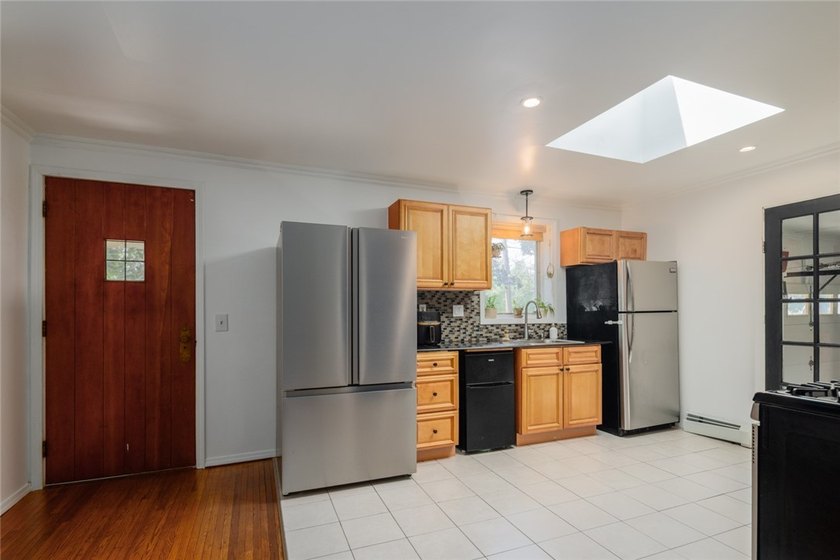 If you're searching for a home that's cute as a button, move-in - photo 12