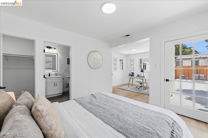 Welcome to this beautifully reimagined 3-bed, 2-bath home that - photo 18