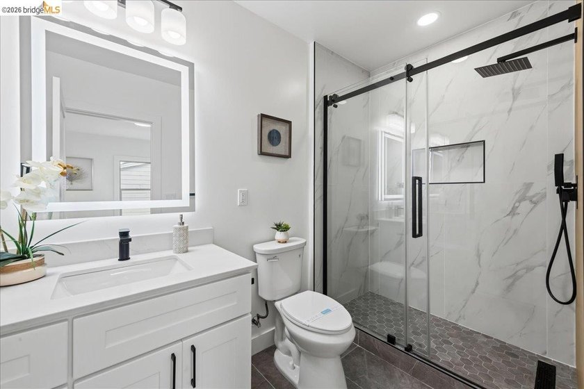 Welcome to this beautifully reimagined 3-bed, 2-bath home that - photo 20