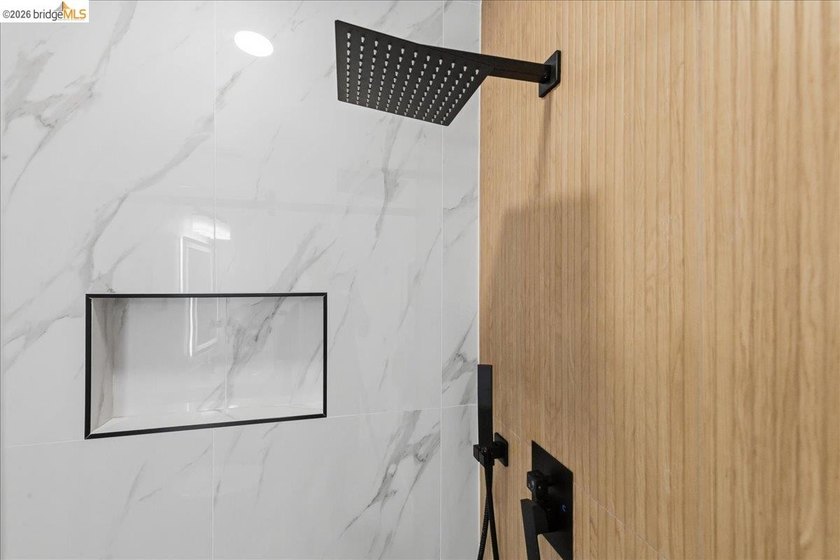 Welcome to this beautifully reimagined 3-bed, 2-bath home that - photo 21