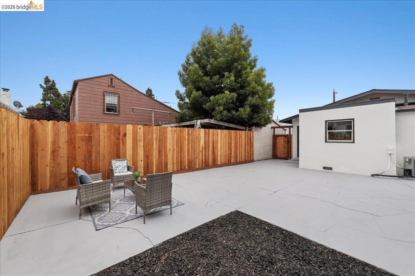 Welcome to this beautifully reimagined 3-bed, 2-bath home that - photo 33