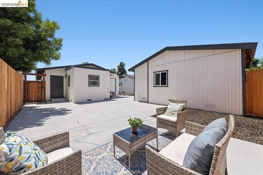 Welcome to this beautifully reimagined 3-bed, 2-bath home that - photo 34