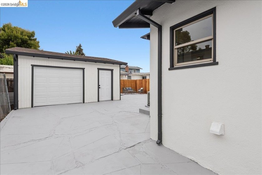Welcome to this beautifully reimagined 3-bed, 2-bath home that - photo 35
