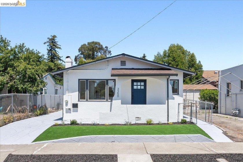 Welcome to this beautifully reimagined 3-bed, 2-bath home that - photo 38