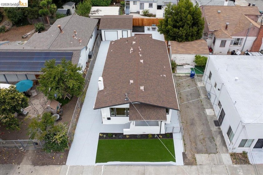 Welcome to this beautifully reimagined 3-bed, 2-bath home that - photo 42