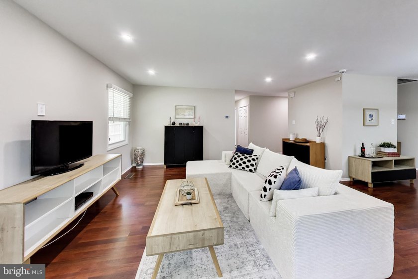 Welcome to 12006 Maddox Lane-a beautifully maintained one-level - photo 4