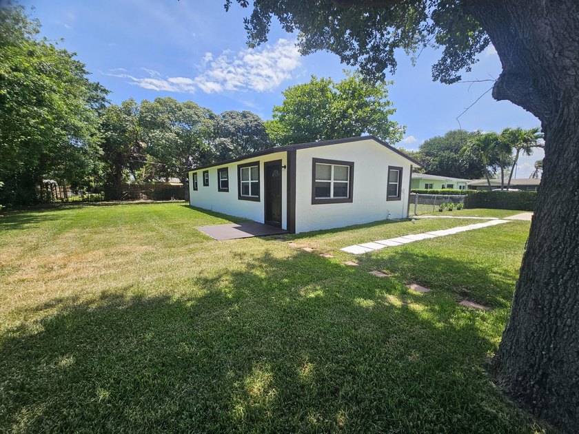 Nicely presented 4 bedroom &amp; 2 bath Home on extra large fenced - photo 12