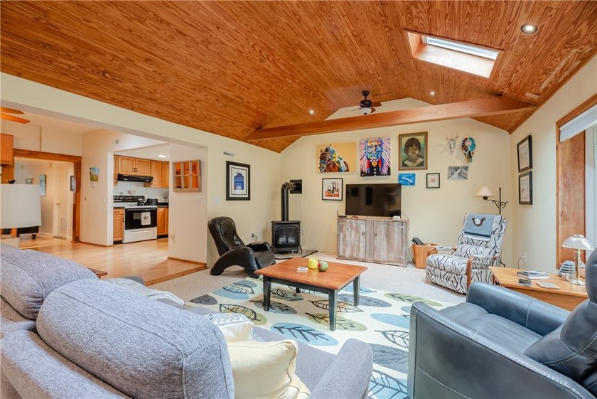 Welcome to 51 Fawn St., a thoughtfully maintained ranch tucked - photo 15