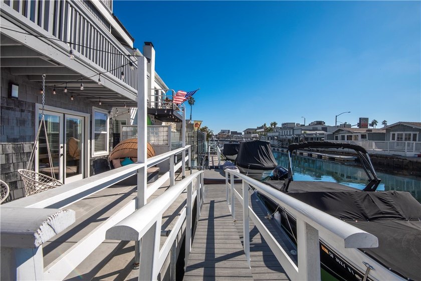 This stunning three-level waterfront home on Sunset Island - photo 7