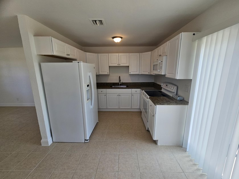 Nicely presented 4 bedroom &amp; 2 bath Home on extra large fenced - photo 25