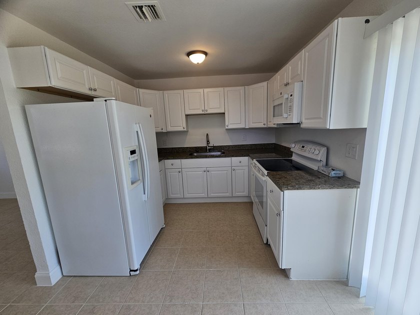 Nicely presented 4 bedroom &amp; 2 bath Home on extra large fenced - photo 26