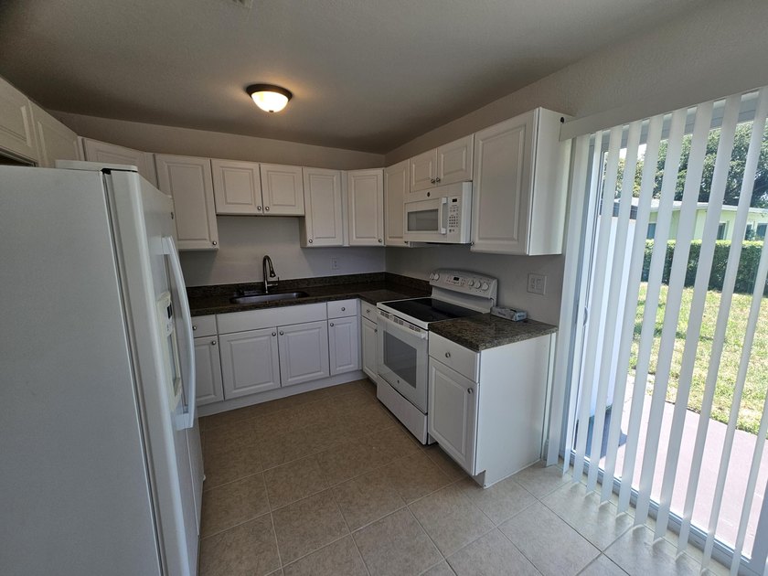 Nicely presented 4 bedroom &amp; 2 bath Home on extra large fenced - photo 28