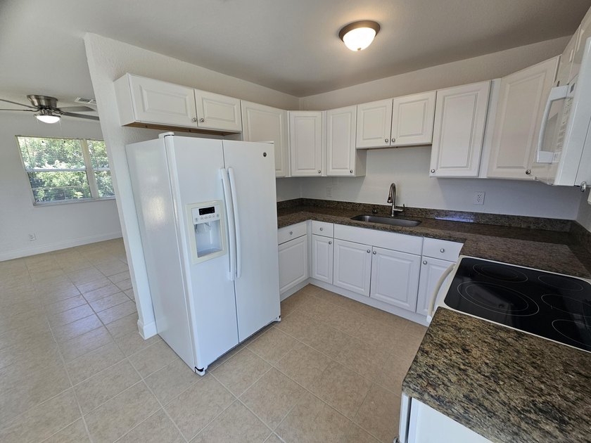 Nicely presented 4 bedroom &amp; 2 bath Home on extra large fenced - photo 29