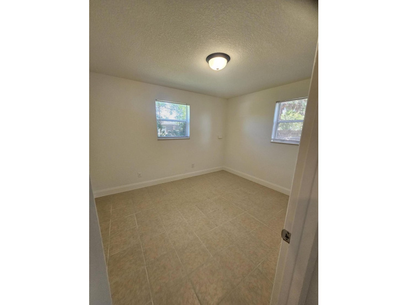 Nicely presented 4 bedroom &amp; 2 bath Home on extra large fenced - photo 48