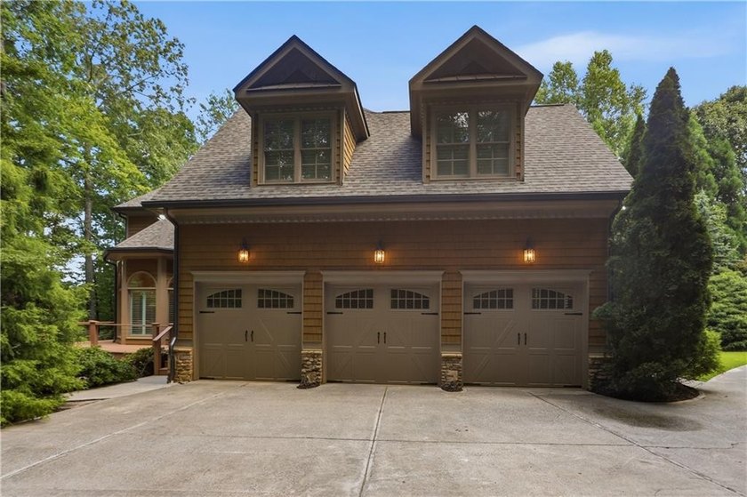 Exceptional custom estate in Waters Edge at Capitol - set on 6.5 - photo 6