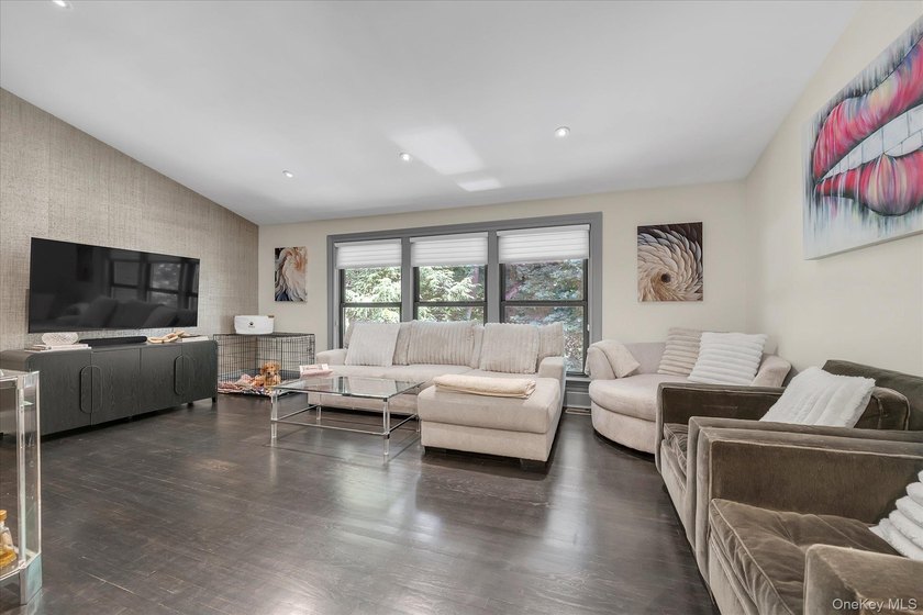 Beautifully updated and move-in ready, this High Oaks Village - photo 4