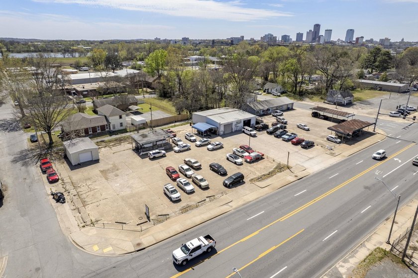 This unique commercial property is in a high-traffic area - photo 4