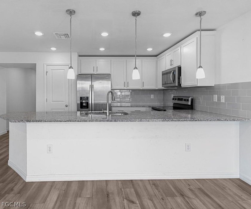 Modern and beautifully maintained 3-bedroom, 2.5-bath townhome - photo 3