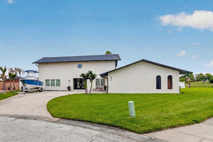 Florida Space Coast Barrier Island Golf Course Home
Sun, Surf, S - photo 2