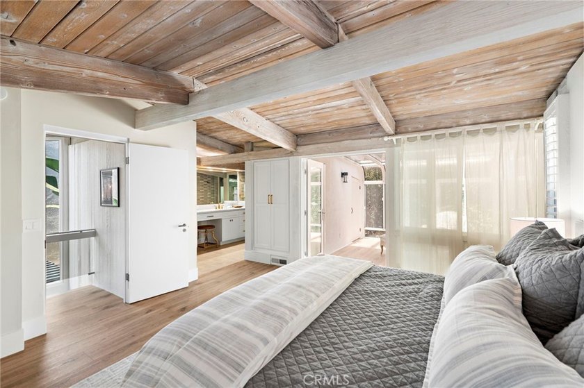 Discover this spectacular, fully furnished, air-conditioned home - photo 13