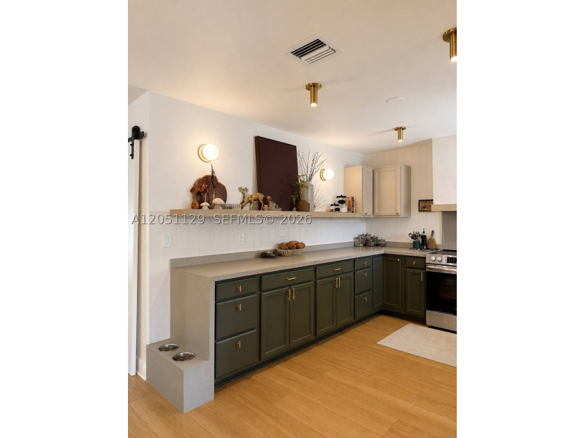 Completely remodeled with a designer's eye, this beautiful home - photo 18