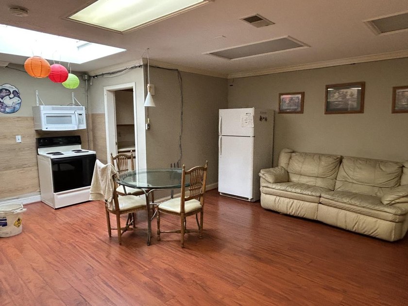 Opportunity to own a mixed-use property in a prime - photo 4