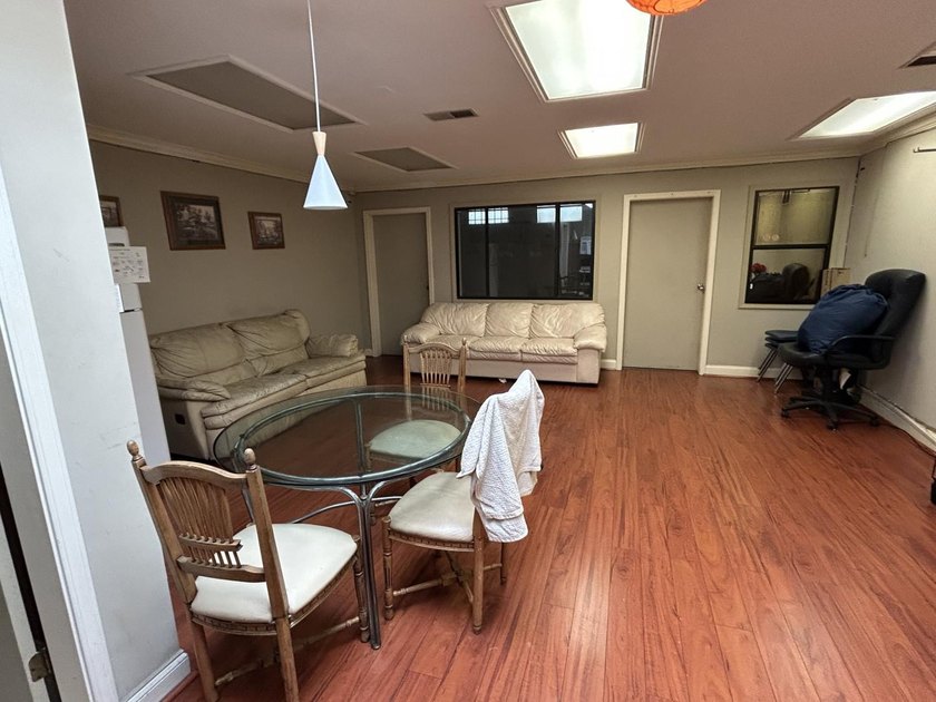Opportunity to own a mixed-use property in a prime - photo 5