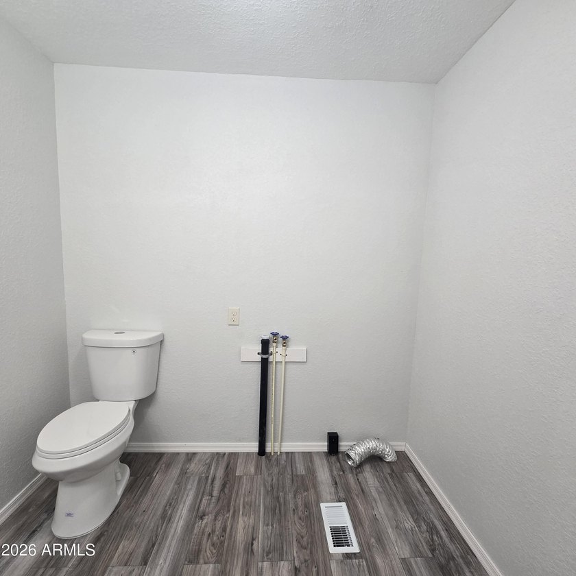 ON LEASED LAND: This home is absolutely gorgeous!! It has been - photo 27