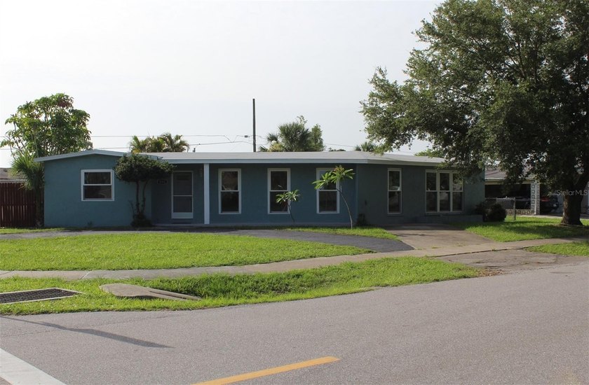 Beautiful updated and painted home in central Port Charlotte - photo 8
