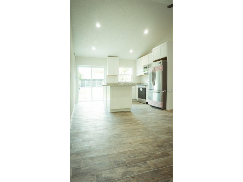 Welcome to this beautifully updat4ed 3-bedroom, 2-bathroom block - photo 4
