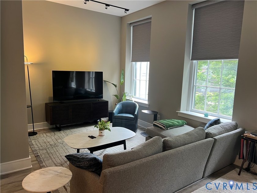 Don't miss this chance to live in a stylishly renovated 1,449 sq - photo 5