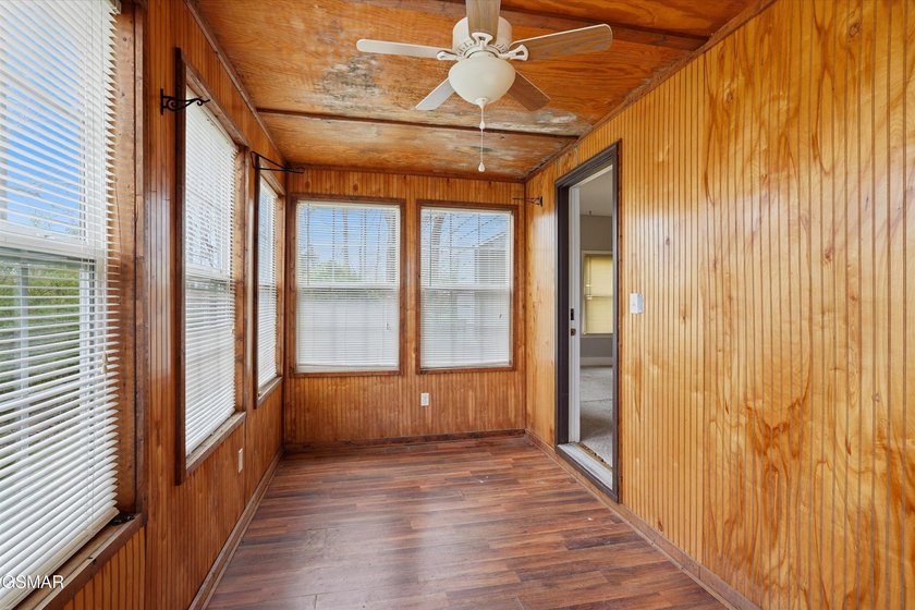 This home offers old world charm! 1 bedroom and 1 bath with a - photo 4