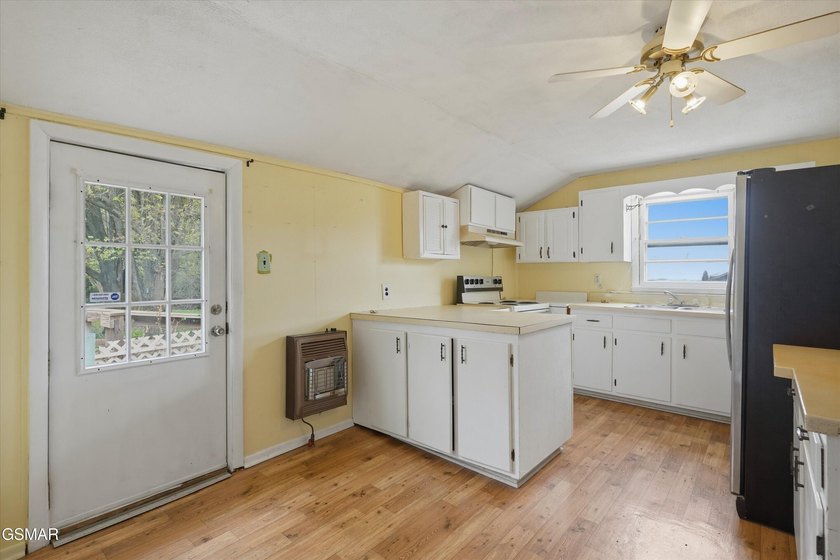 This home offers old world charm! 1 bedroom and 1 bath with a - photo 8