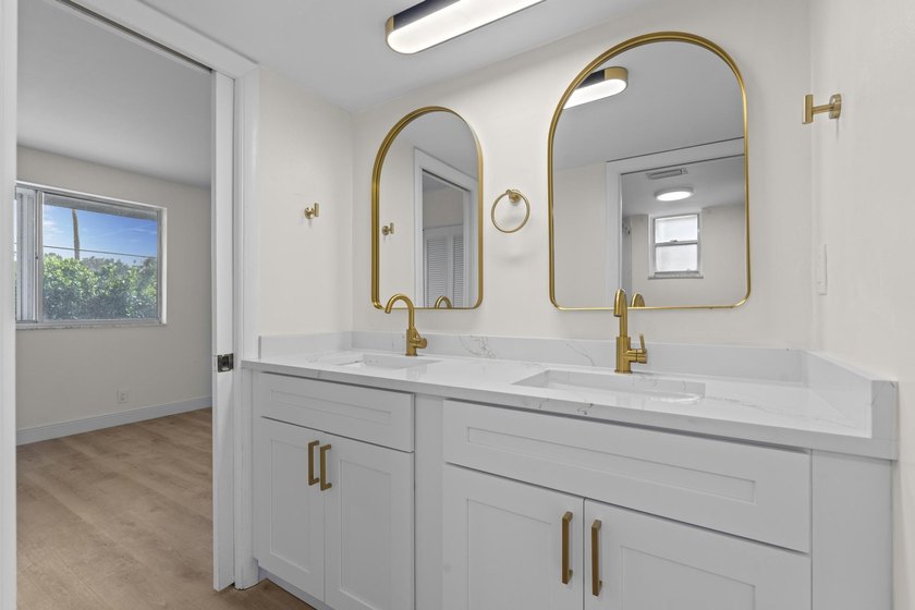 Welcome to this beautifully remodeled 2bed/1bath first floor - photo 18