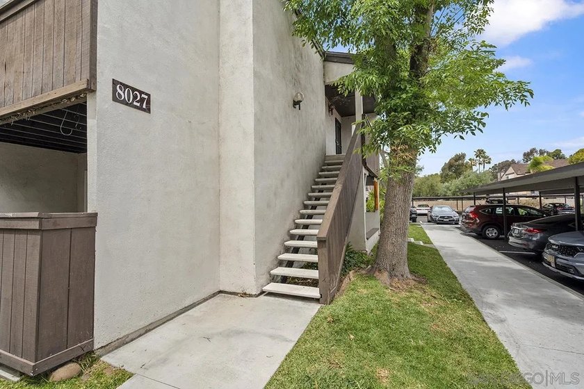 Centrally located in Mission Valley, this well-maintained studio - photo 3