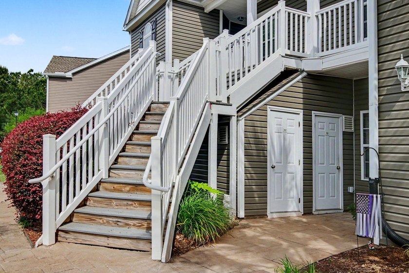 Spacious and well-appointed 3-bedroom, 2-bathroom second-floor - photo 4