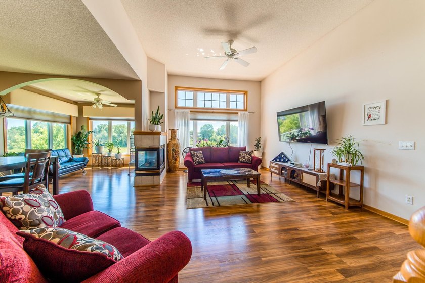 Rare end unit with charming views from every room. Private Cul - photo 6