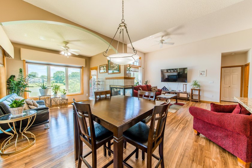 Rare end unit with charming views from every room. Private Cul - photo 7